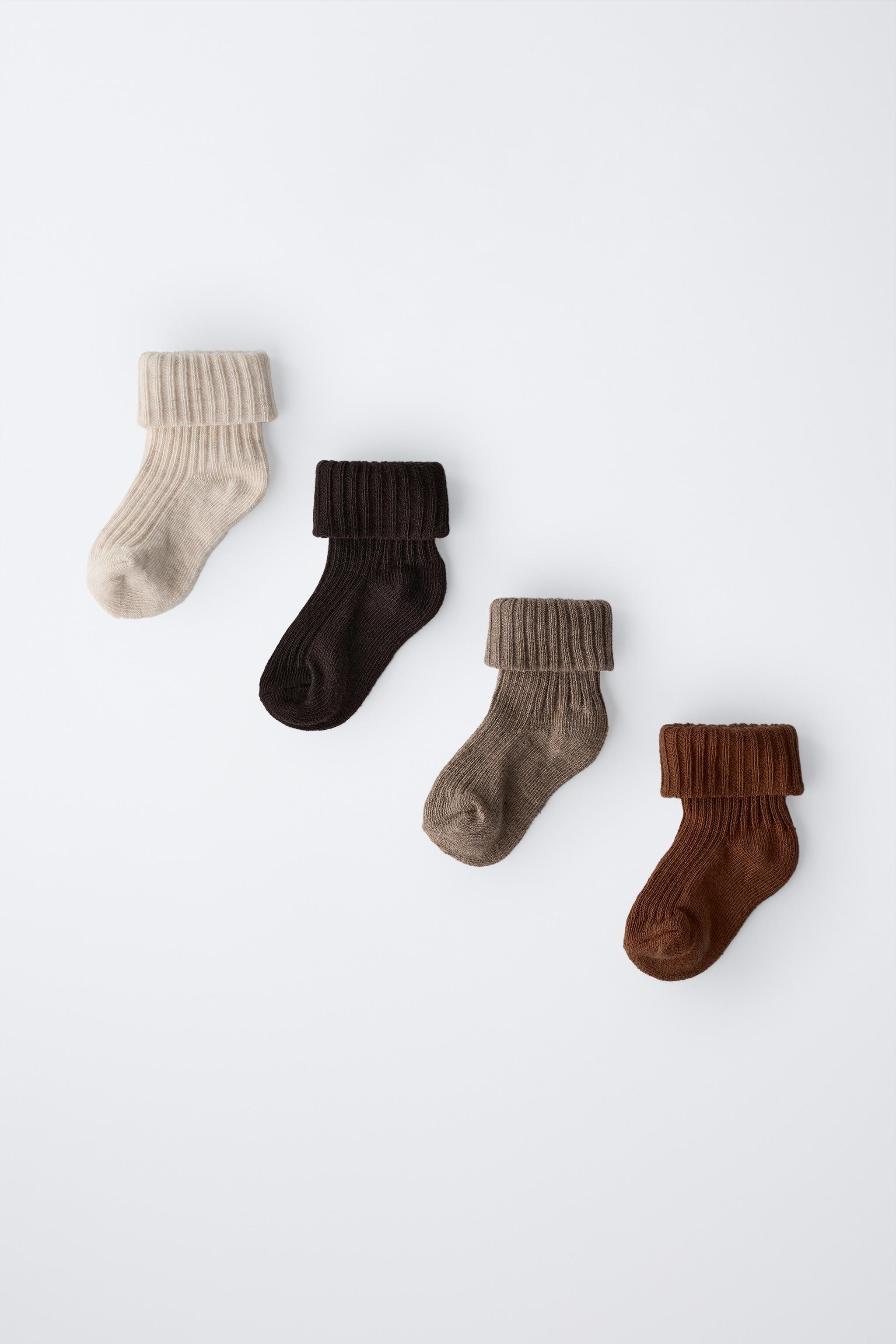 LOT DE QUATRE CHAUSSETTES COULEURS EN BOÎTE